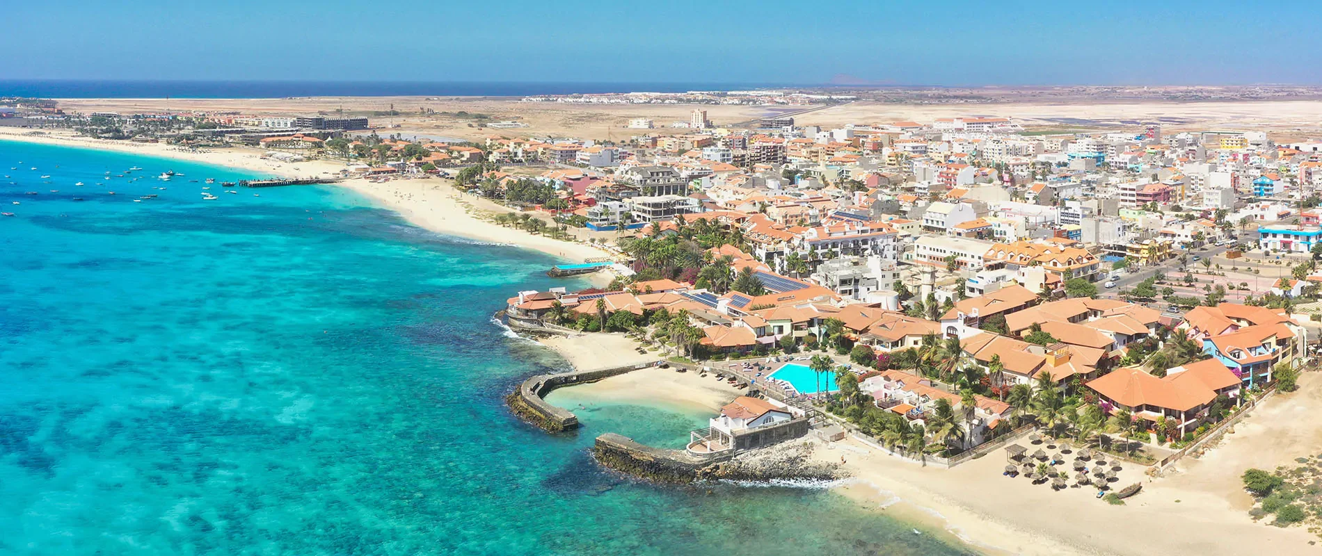 Vue aérienne de Santa Maria sur l’île de Sal au Cap Vert, destination connue pour la plongée à Santa Maria et ses sites de plongée atlantiques.