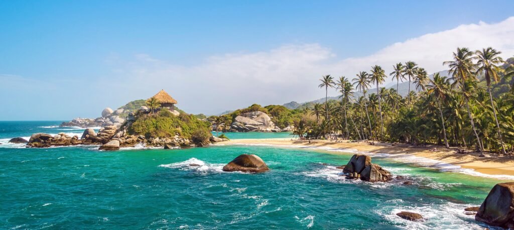 Plage tropicale du parc Tayrona à Santa Marta en Colombie avec palmiers et eau turquoise