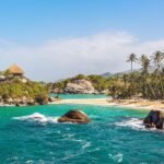 Plage tropicale du parc Tayrona à Santa Marta en Colombie avec palmiers et eau turquoise