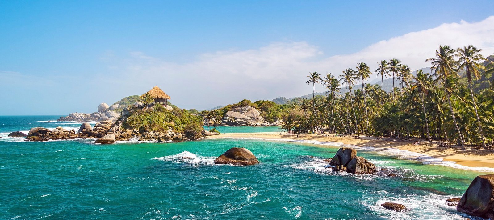 Plage tropicale du parc Tayrona à Santa Marta en Colombie avec palmiers et eau turquoise
