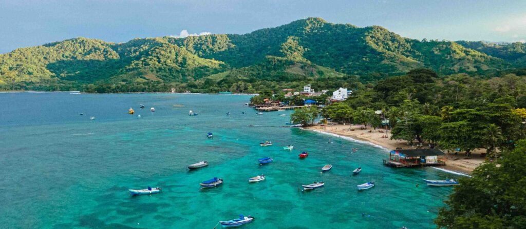 Baie de Sapzurro en Colombie avec bateaux dans une eau turquoise des Caraïbes, point de départ des sorties de plongée