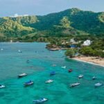 Baie de Sapzurro en Colombie avec bateaux dans une eau turquoise des Caraïbes, point de départ des sorties de plongée