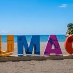 Lettres colorées Tumaco sur la plage avec océan Pacifique et ciel bleu à San Andrés de Tumaco en Colombie