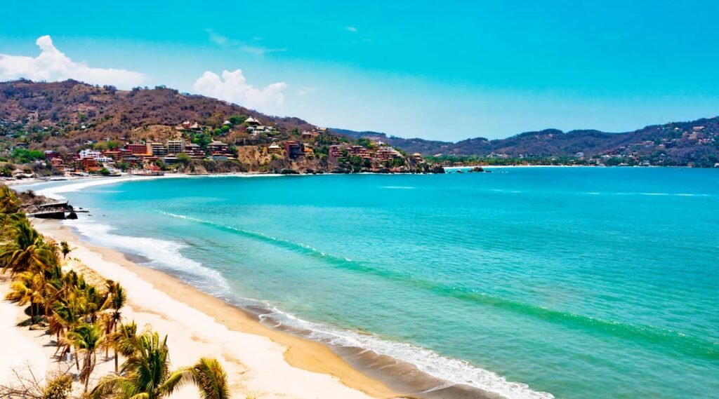 Vue de la baie de Zihuatanejo au Mexique avec plage tropicale et eaux du Pacifique, destination connue pour la plongée sous-marine