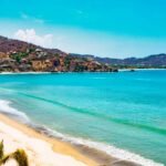 Vue de la baie de Zihuatanejo au Mexique avec plage tropicale et eaux du Pacifique, destination connue pour la plongée sous-marine