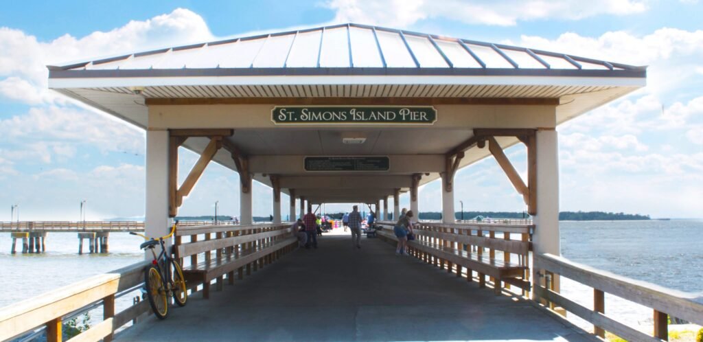 Jetée de St. Simons Island en Géorgie sur la côte Atlantique des États-Unis
