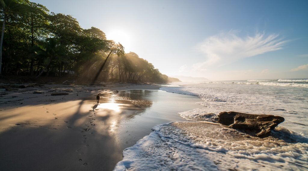 Plage sauvage à Santa Teresa au Costa Rica avec lumière du matin et océan Pacifique
