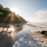 Plage sauvage à Santa Teresa au Costa Rica avec lumière du matin et océan Pacifique