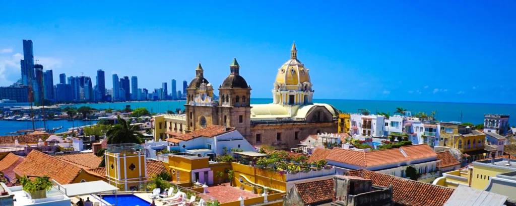 Vue de la vieille ville de Carthagène en Colombie avec ses toits colorés et la mer des Caraïbes en arrière-plan