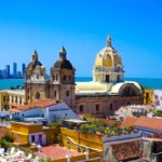 Vue de la vieille ville de Carthagène en Colombie avec ses toits colorés et la mer des Caraïbes en arrière-plan
