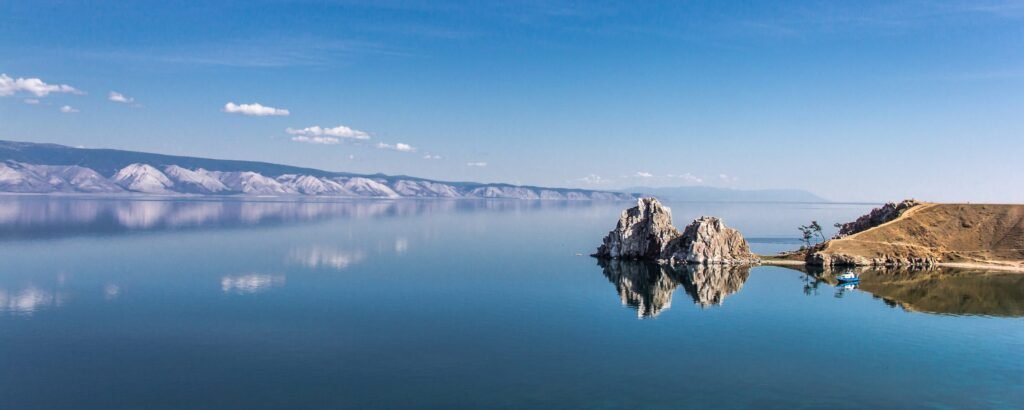 Paysage du lac Baïkal près d’Irkoutsk avec eau cristalline et rochers emblématiques autour de l’île d’Olkhon