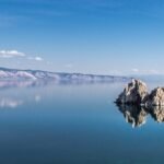 Paysage du lac Baïkal près d’Irkoutsk avec eau cristalline et rochers emblématiques autour de l’île d’Olkhon