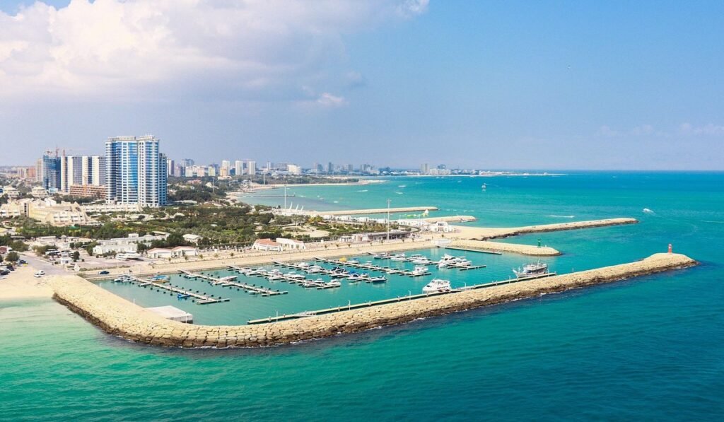 Vue aérienne de l’île de Kish en Iran avec marina et eaux turquoise du Golfe persique, destination de plongée à Kish