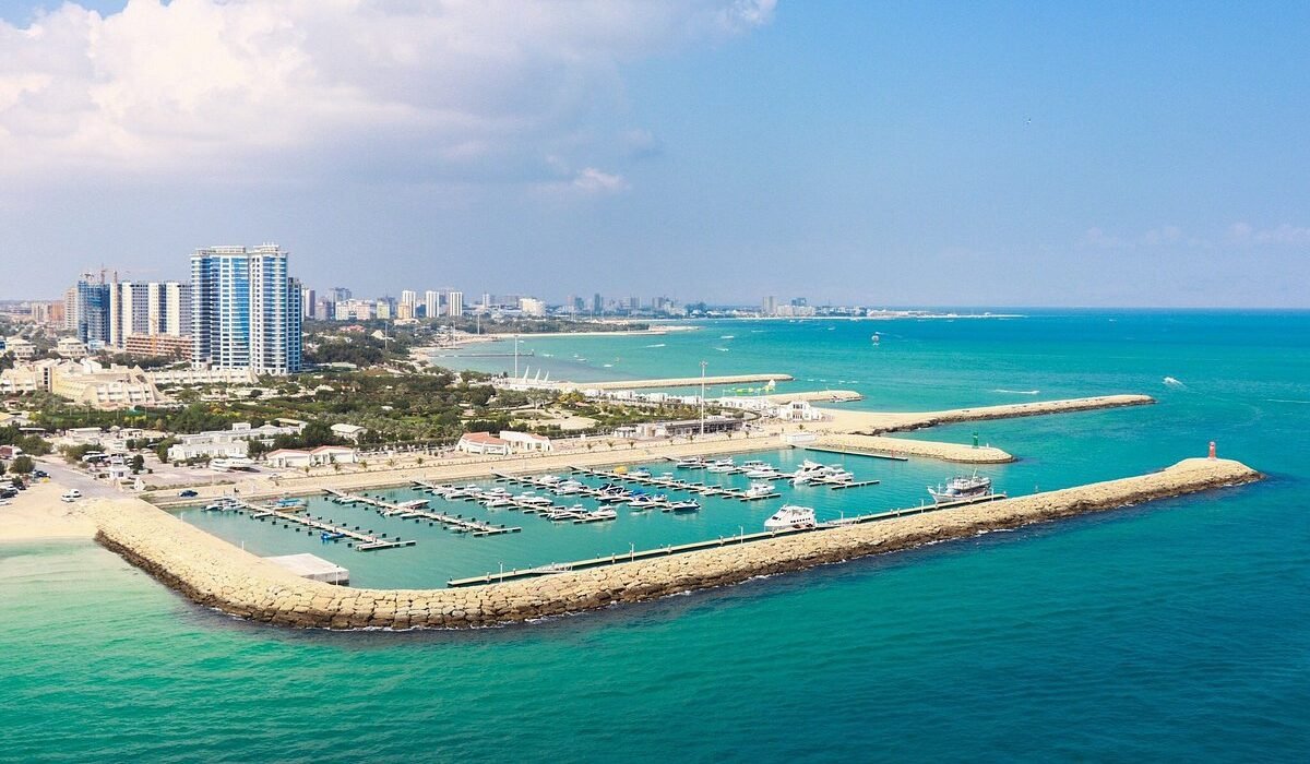Vue aérienne de l’île de Kish en Iran avec marina et eaux turquoise du Golfe persique, destination de plongée à Kish