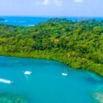 Vue aérienne d’Isla Grande à Portobelo au Panama avec récifs et eaux turquoise idéales pour la plongée