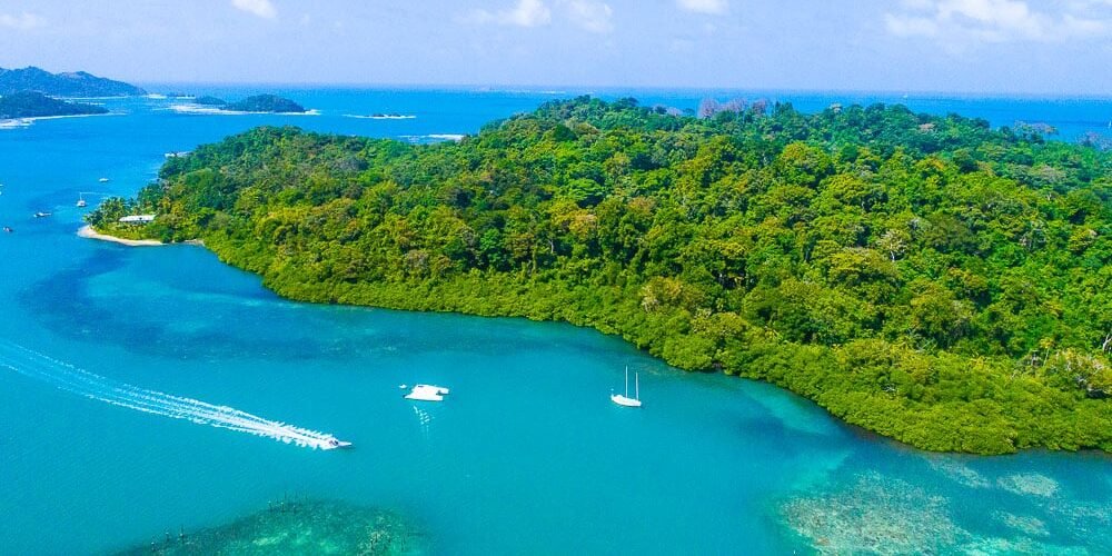 Vue aérienne d’Isla Grande à Portobelo au Panama avec récifs et eaux turquoise idéales pour la plongée