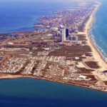 Vue aérienne de South Padre Island au Texas avec le golfe du Mexique et la lagune Madre, zone de plongée emblématique