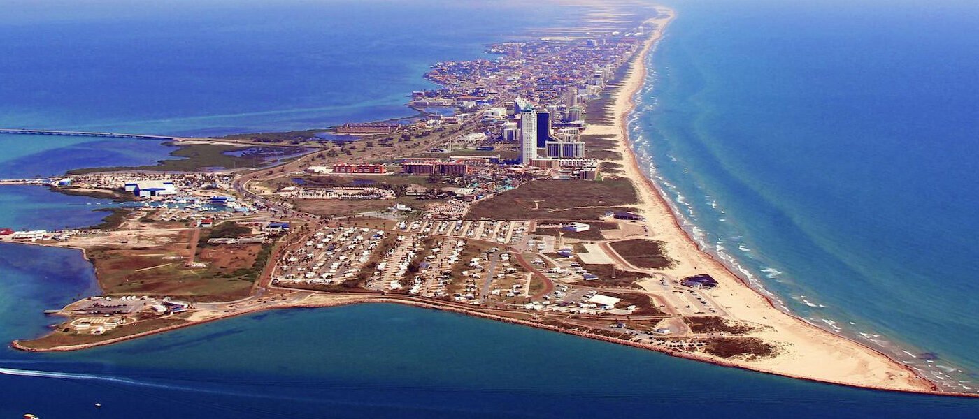 Vue aérienne de South Padre Island au Texas avec le golfe du Mexique et la lagune Madre, zone de plongée emblématique