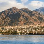Vue panoramique d'Aqaba en Jordanie au bord de la mer Rouge avec les montagnes du désert en arrière-plan
