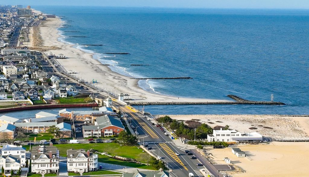Vue aérienne de Avon-by-the-Sea et de Shark River Inlet dans le New Jersey, principal secteur de plongée autour de la destination
