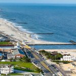 Vue aérienne de Avon-by-the-Sea et de Shark River Inlet dans le New Jersey, principal secteur de plongée autour de la destination