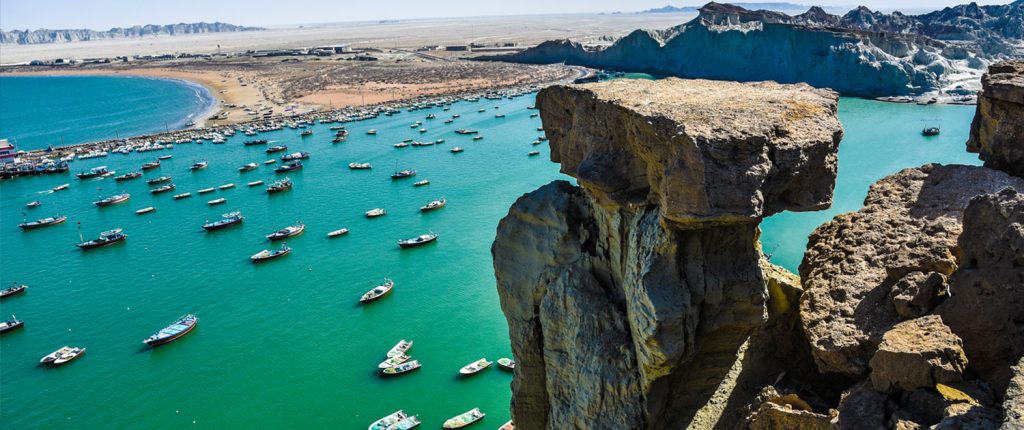 Vue du littoral de Chabahar sur le golfe d’Oman en Iran, entre falaises rocheuses et bateaux de pêche près des sites de plongée