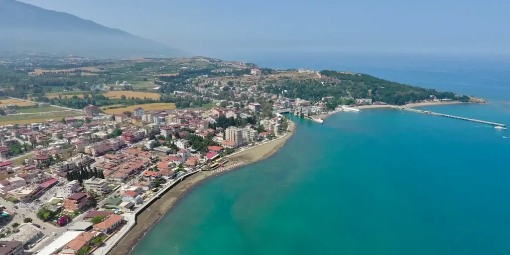 Vue aérienne du littoral d’İskenderun en Turquie, destination de plongée en Méditerranée orientale