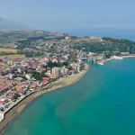 Vue aérienne du littoral d’İskenderun en Turquie, destination de plongée en Méditerranée orientale