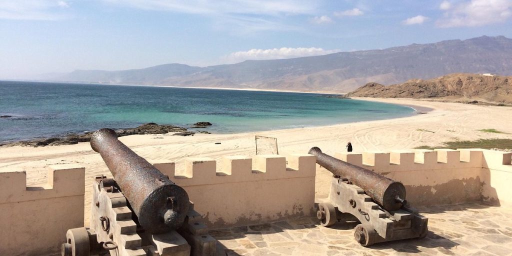 Vue côtière de Mirbat à Oman avec ancien fort face à la mer, destination de plongée dans le Dhofar