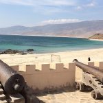 Vue côtière de Mirbat à Oman avec ancien fort face à la mer, destination de plongée dans le Dhofar