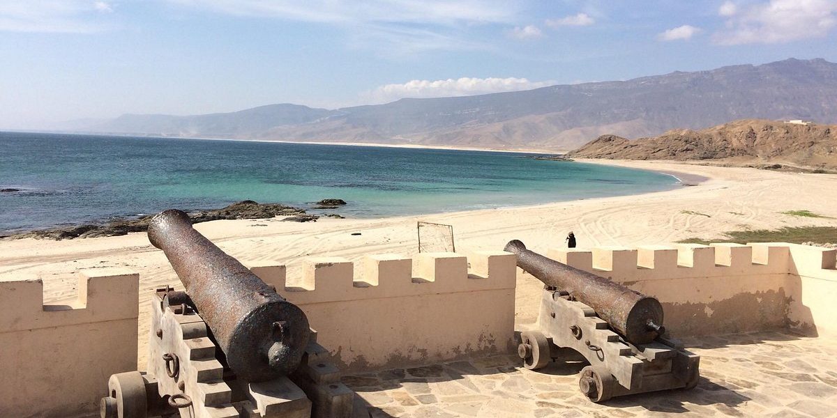 Vue côtière de Mirbat à Oman avec ancien fort face à la mer, destination de plongée dans le Dhofar