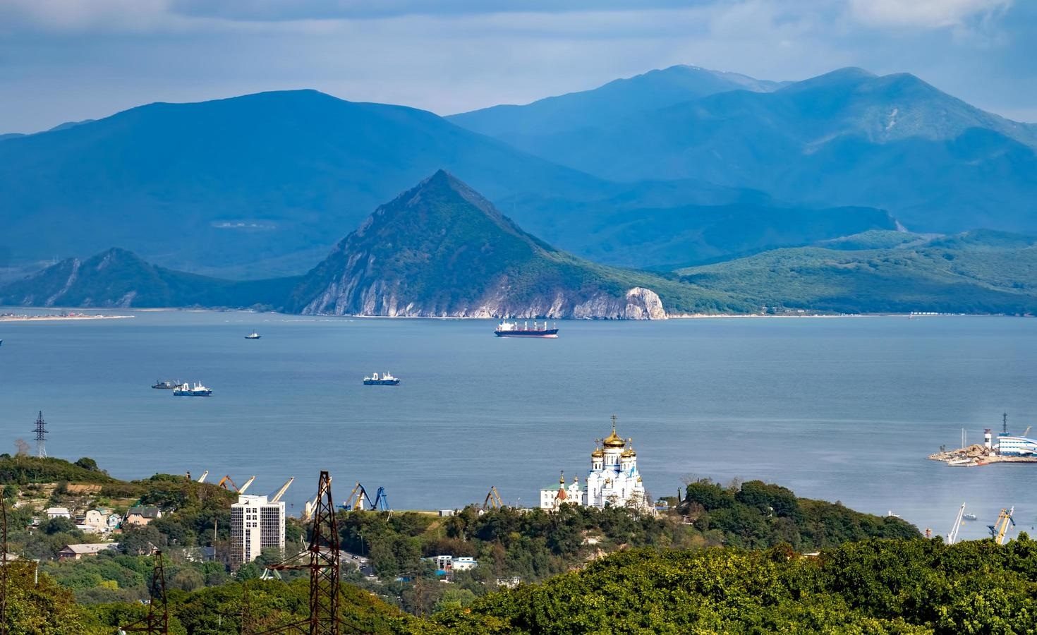 Vue panoramique sur la baie de Nakhodka en mer du Japon, destination de plongée dans l'Extrême-Orient russe