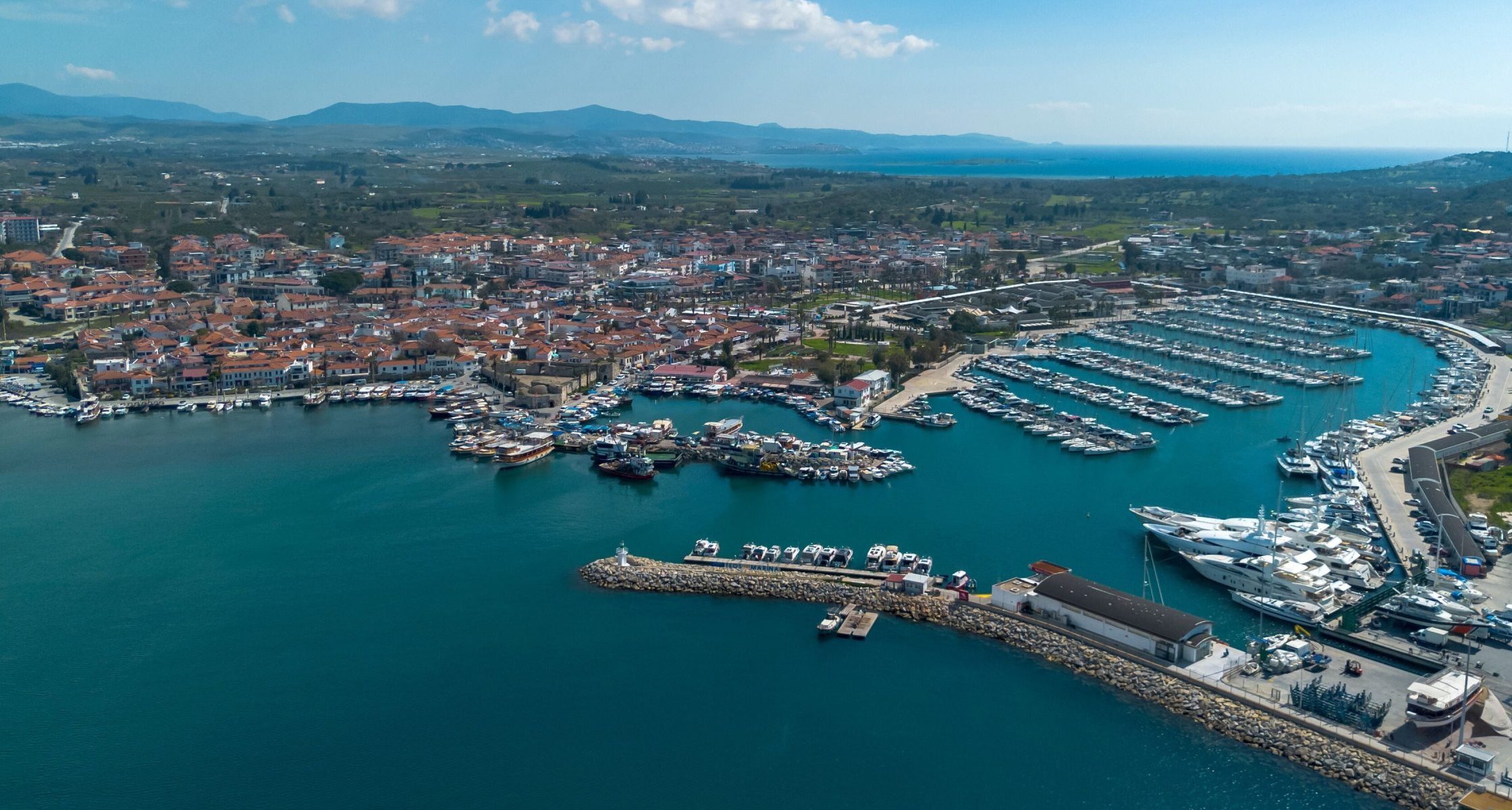Vue aérienne de Sığacık Marina à Seferihisar en Turquie, principal point de départ pour la plongée en mer Égée
